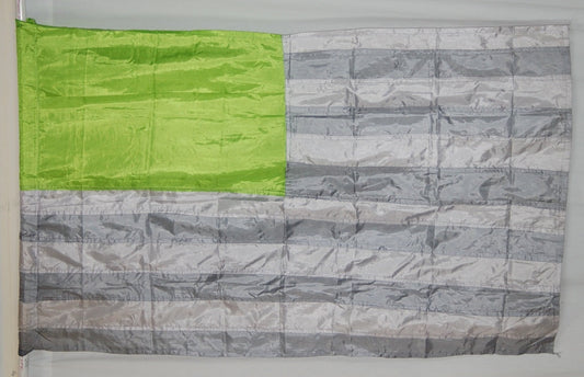 5 green gray flags
