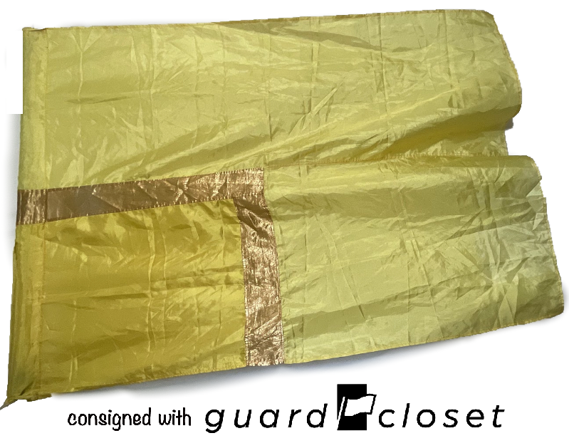15 yellow/gold flags