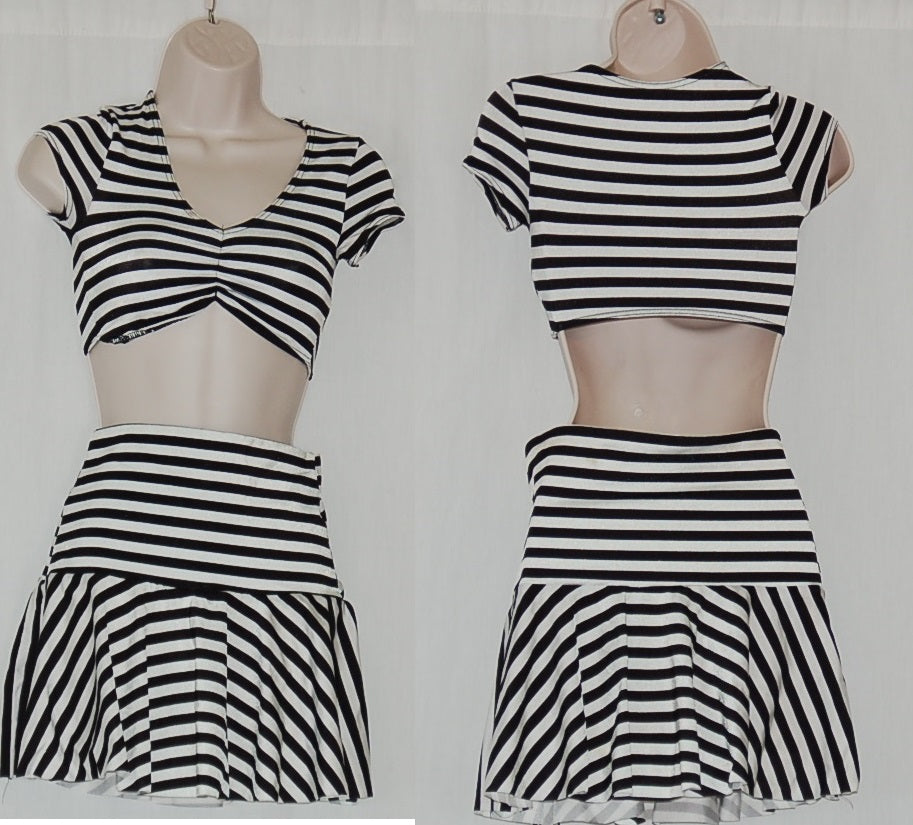 4 Black/white Tops + 6 Skirts + 1 V-neck T-shirt guardcloset